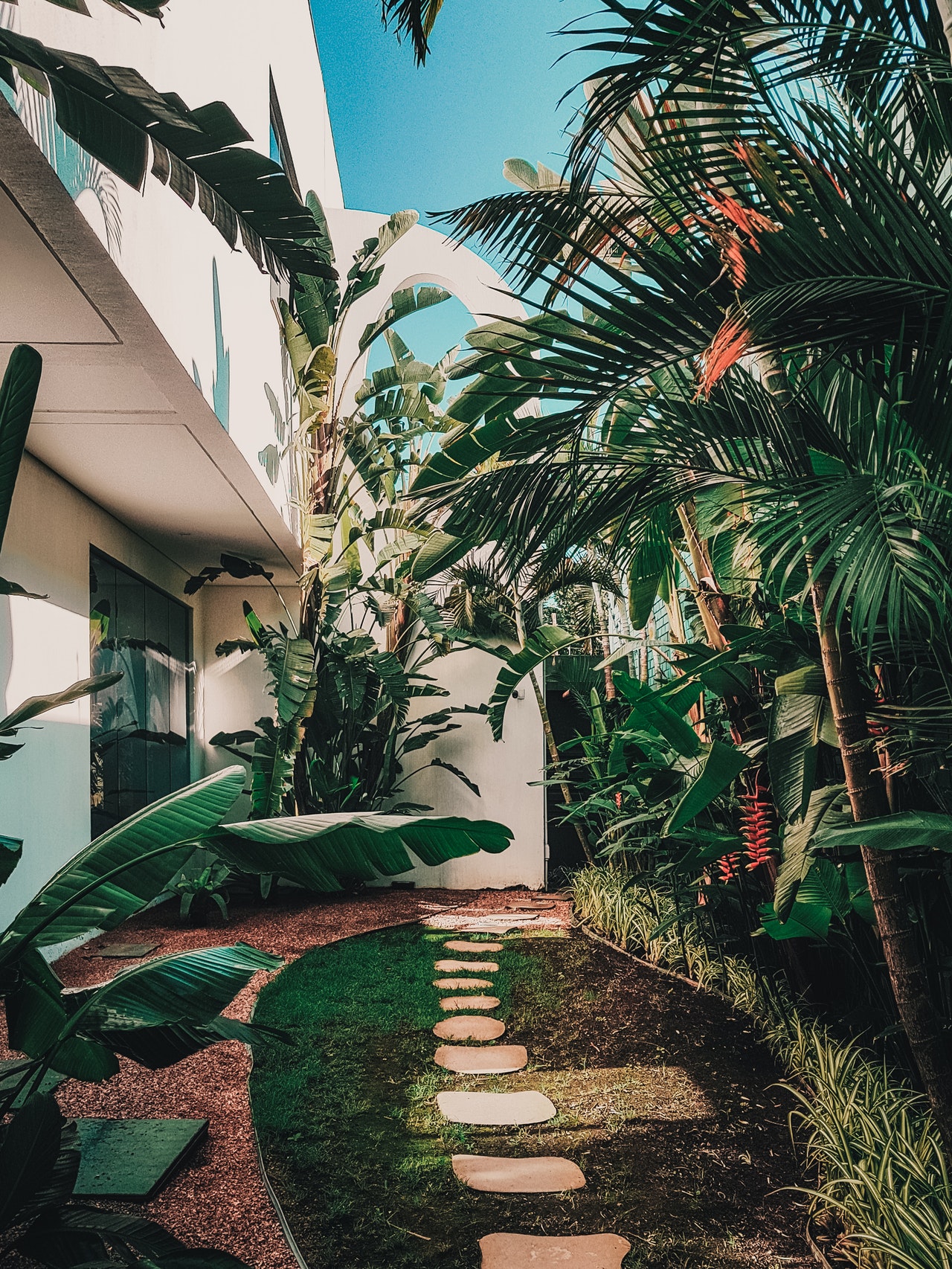 jardin d'une maison blanche avec des marches en roches