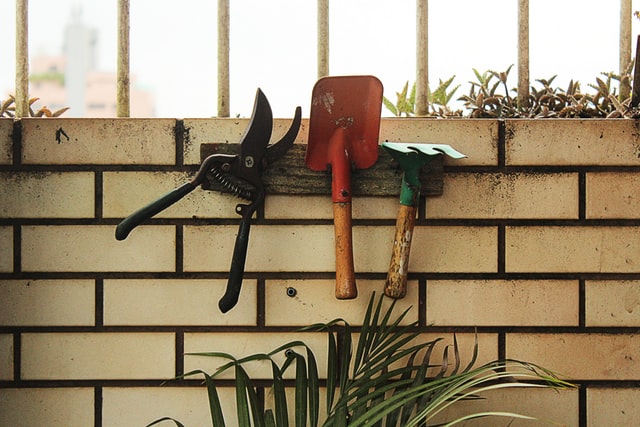 outil de jardin sur un mur